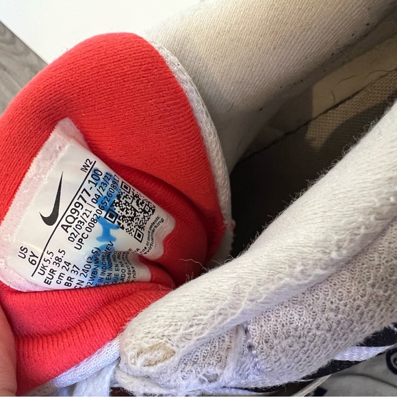 Nike boys size 6 white sneaker…. - Picture 6 of 6